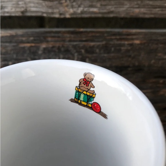 Santa coffee mug Handled ceramic cup 1990s by Potpourri Press “Santa with globe” - Picture 9 of 11